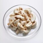 Champignons weiß geviertelt